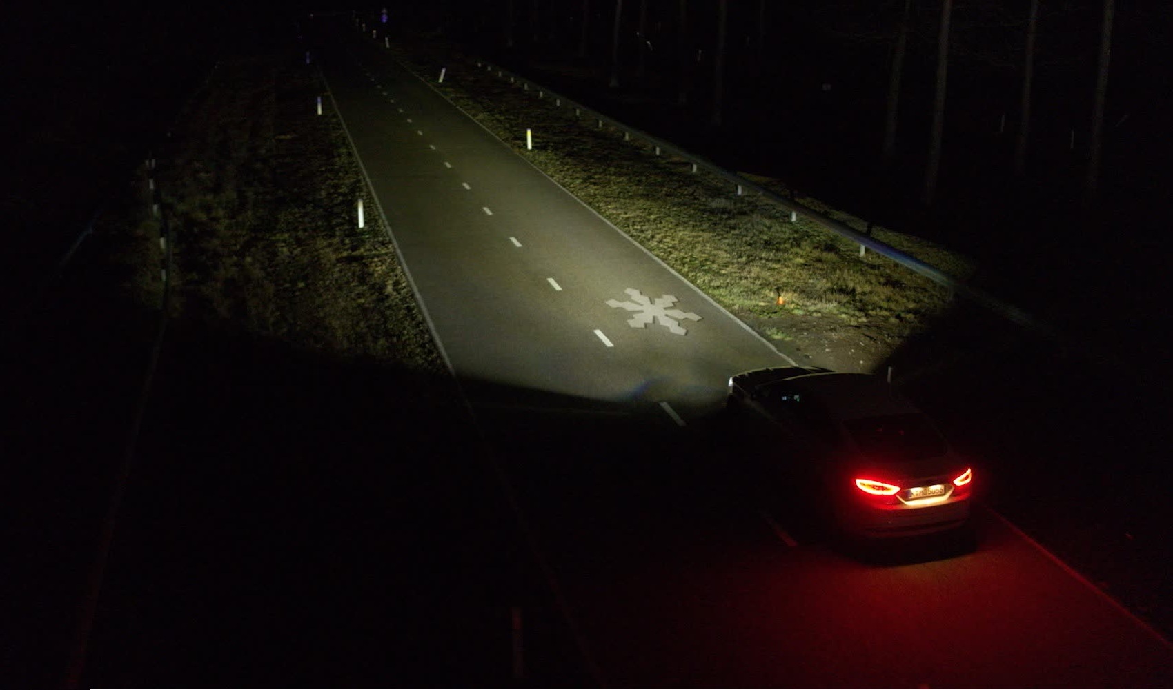 Ford phát triển công nghệ đèn pha mới chiếu biển báo lên mặt đường