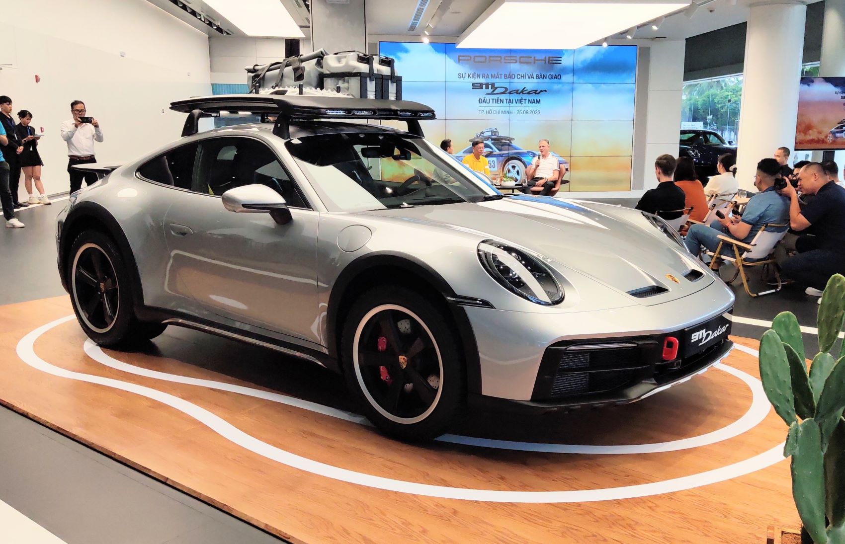 Porsche 911 Dakar 2023 đầu tiên về Việt Nam giá 15,290 tỷ đồng