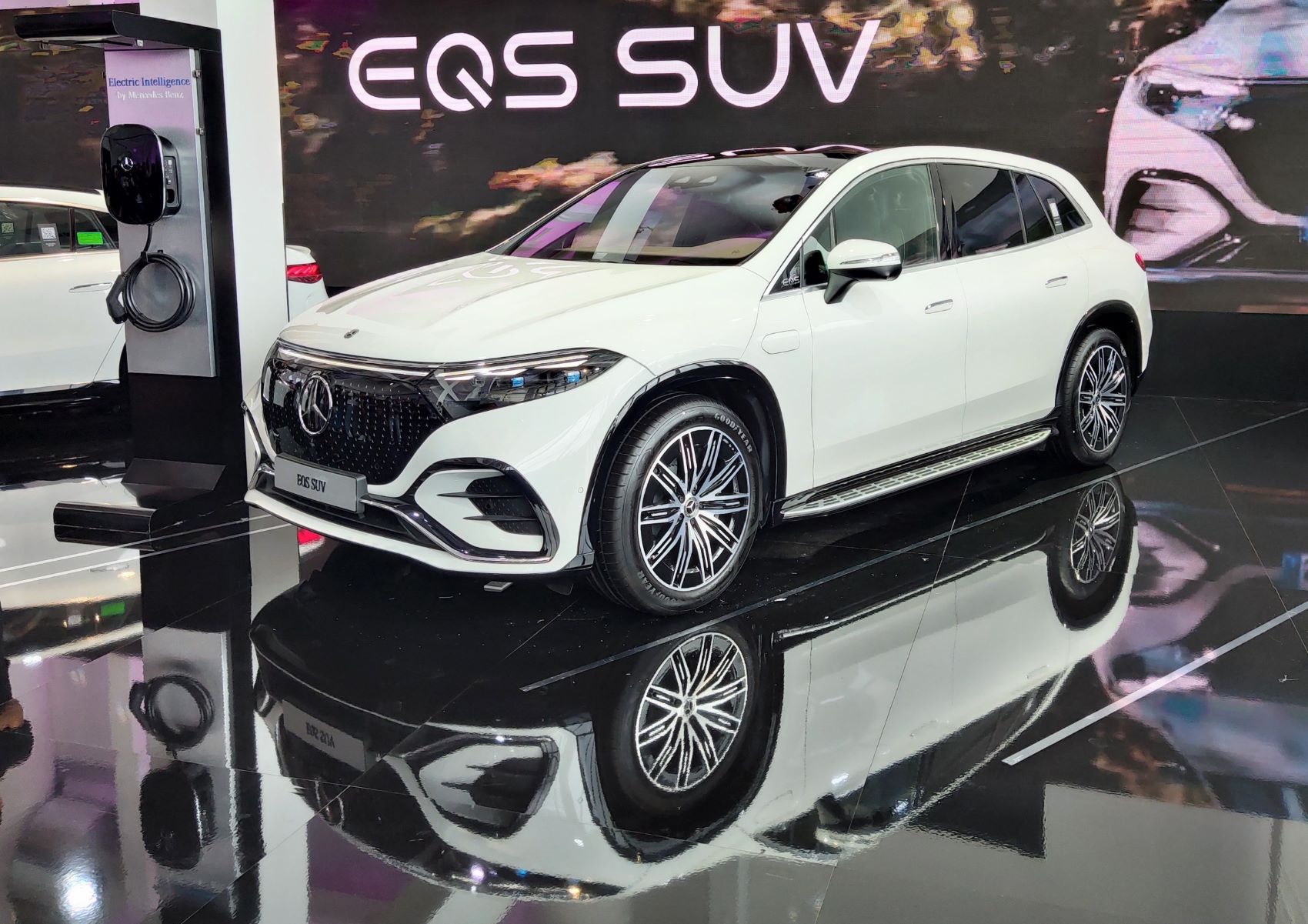Mercedes-Benz chính thức trình làng ba mẫu ôtô điện tại Việt Nam, giá từ 2,2 tỷ