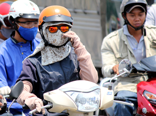 Đi xe máy an toàn dưới trời nắng nóng