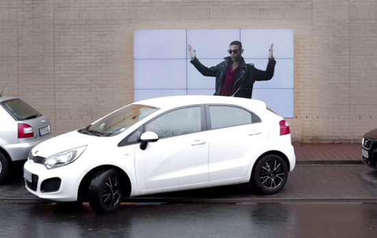 Fiat hỗ trợ đỗ xe song song bằng quảng cáo billboard 