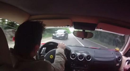 siêu xe Ferrari suýt tan tành trên đường thử