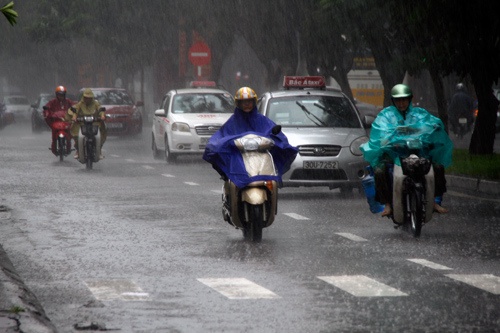 Lái xe máy an toàn dưới trời mưa, ngập lụt