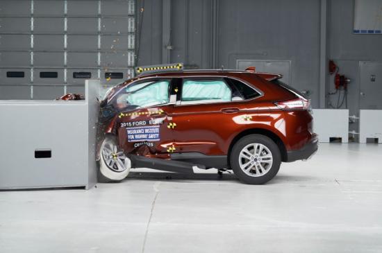 Xe Ford Edge 2015 đạt tiêu chuẩn an toàn IIHS