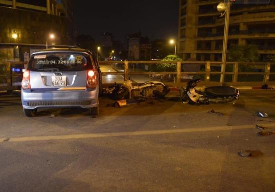 Taxi gây tai nạn liên hoàn khiến 10 người bị thương - ảnh 1