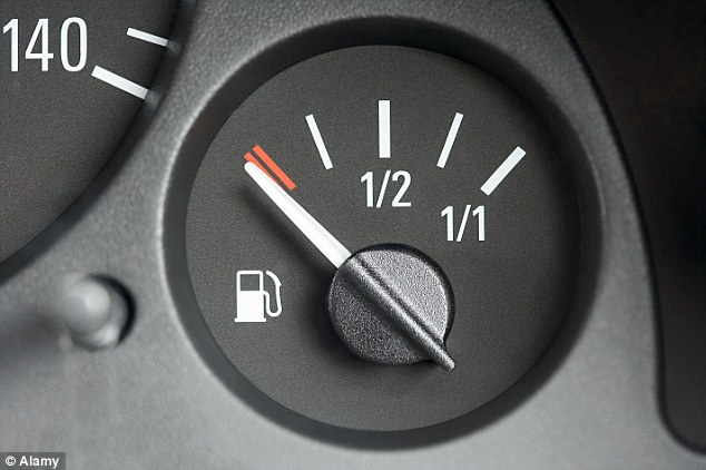 Để bình xăng ô tô quá cạn – Quá nguy hiểm!