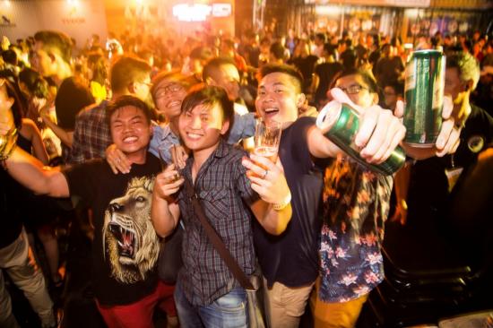  Hàng nghìn người “quẩy” tưng bừng trong lễ hội bia exBEERience Fest 