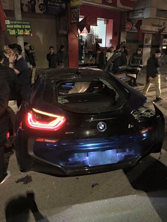 xe BMW i8 tai nạn 4