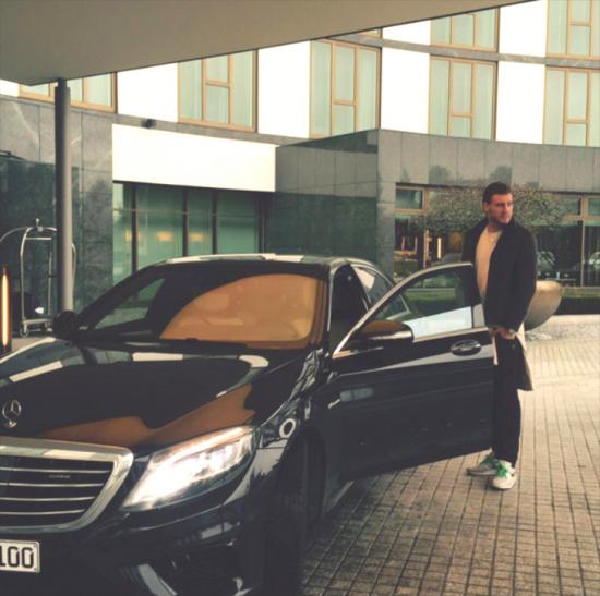 Nicklas Bendtner xe Mercedes