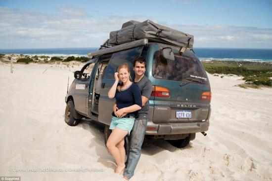 Vợ chồng trẻ bỏ việc đi du lịch bằng ô tô 