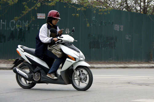 Phụ nữ đi xe máy 1