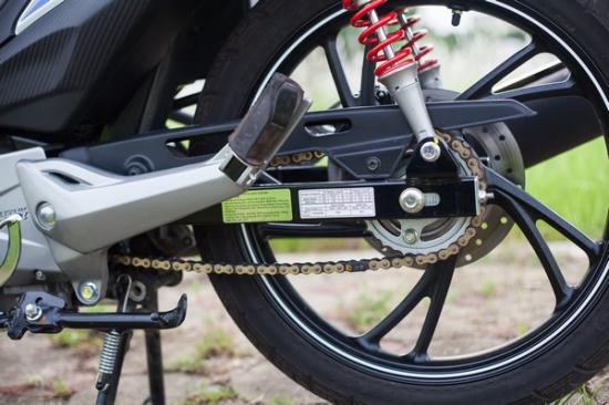 Vietnam Suzuki Motorcycles  Phiên bản Axelo 2016 có gì hot  Cục gù tay  lái được thay đổi hợp với màu xe hơn  Phuộc đỏ thể thao dây sên vàng