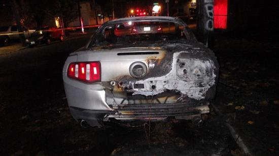 Xe Ford Mustang bị đốt cháy 1