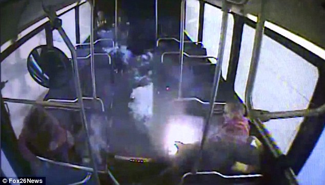 Bị bỏng vì thuốc lá điện tử phát nổ trên xe bus