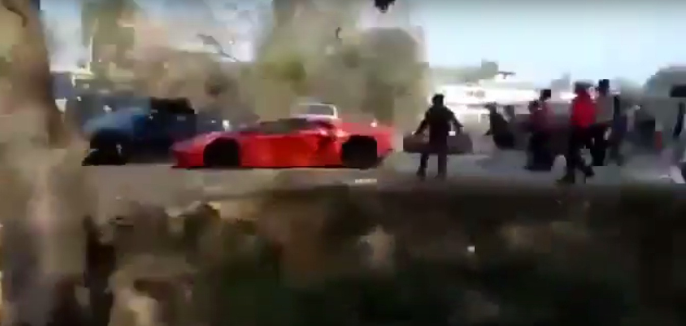 Bộ đôi Lamborghini và Ferrari “suýt chết” vì bị ném đá dữ dội