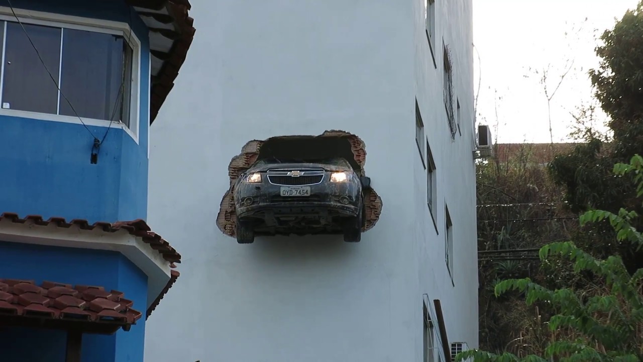 Nhầm chân ga, xe Chevrolet đâm thủng tường nhà cao tầng