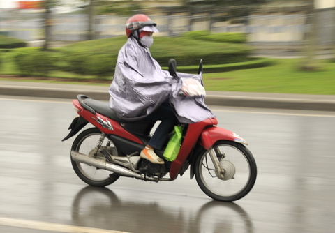Đi xe máy an toàn trời mưa phùn 1