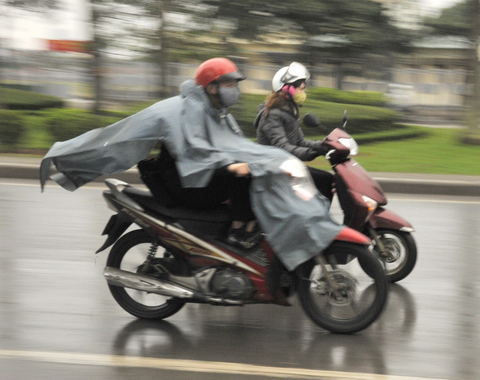 Đi xe máy an toàn trời mưa phùn 