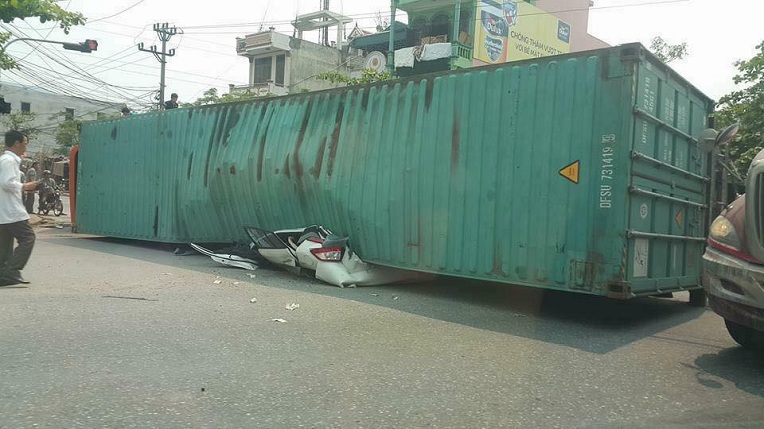 Tai nạn kinh hoàng: xế hộp bị thùng container đè nát