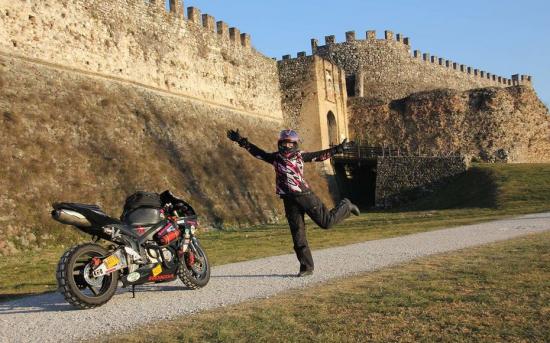Nikki Misurelli du lịch trên xe Honda CBR 1