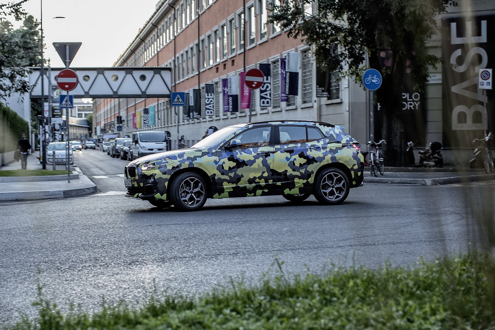 BMW X2 khoác áo camo đi dự tuần lễ thời trang Milan