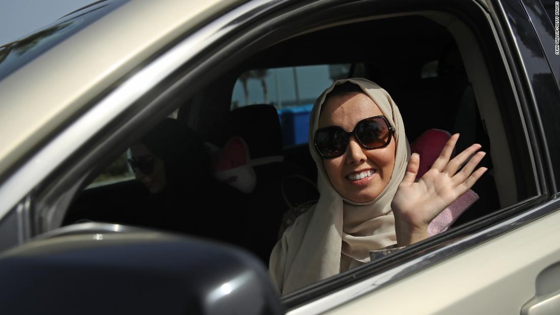 Phụ nữ Ả-rập Xê-út “ăn mừng” ngày đầu tiên được lái xe