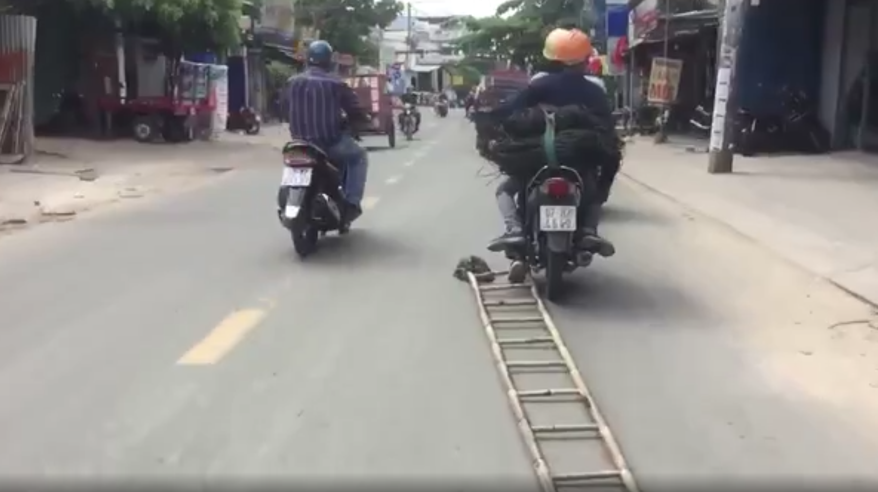 Hai thanh niên đi xe máy liều lĩnh kéo lê thang trên đường