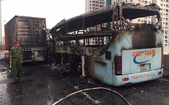 Hà Nội: Xe khách đâm đuôi container bốc cháy, một phụ nữ chết thảm