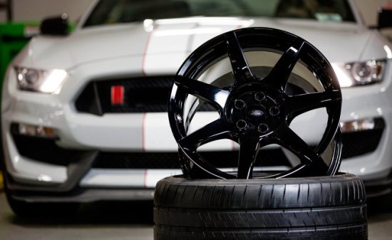 banh xe carbon của ford mustang