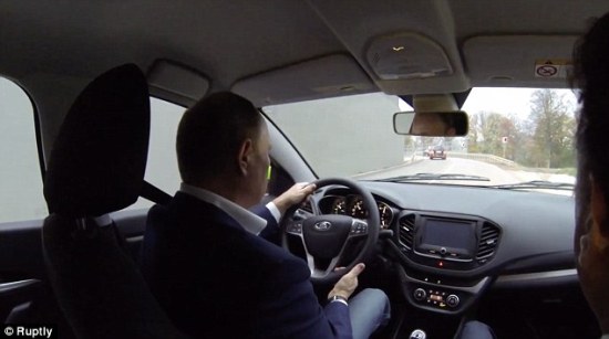 Tổng thống Nga Putin lái xe giá rẻ