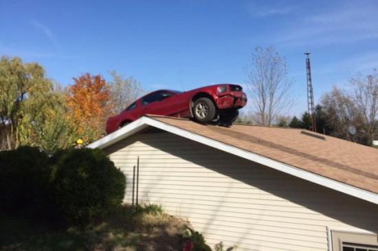 Ford Mustang đậu trên nóc nhà