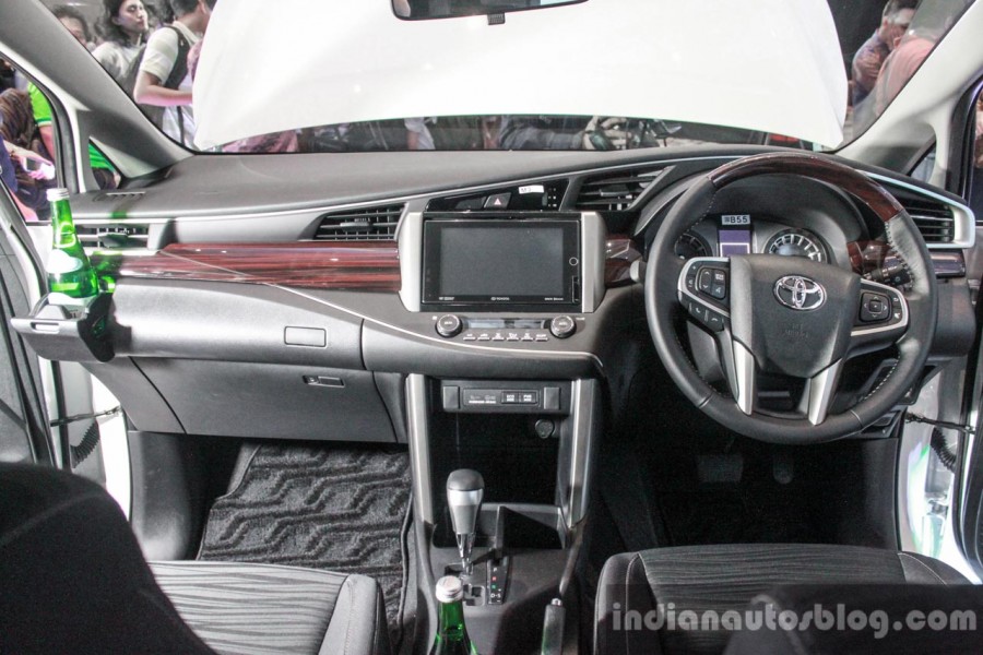 Toyota Innova 2016 đắt khách 8