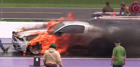 Ford Mustang bốc cháy