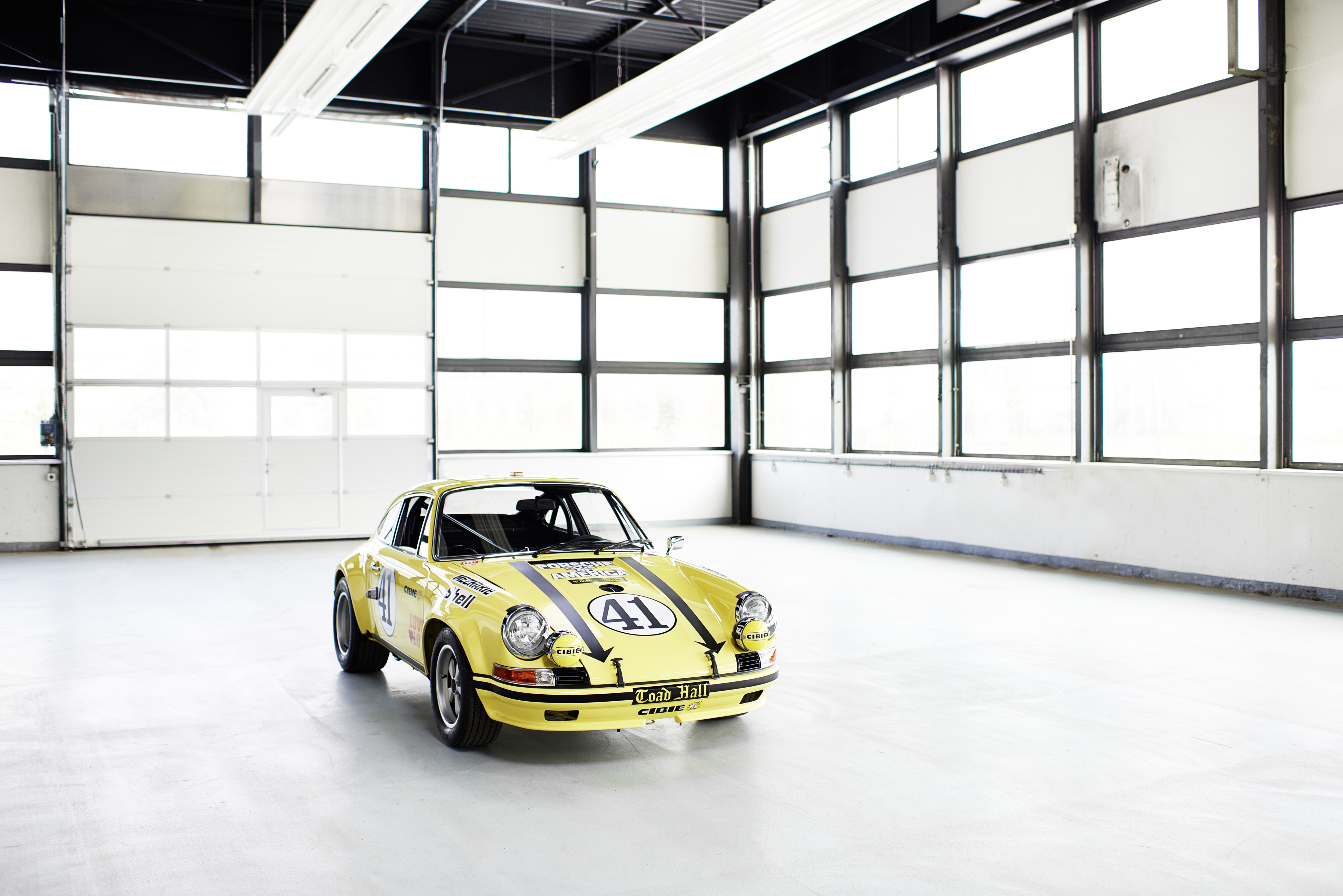 Porsche phục hồi xe đua cổ 911 12