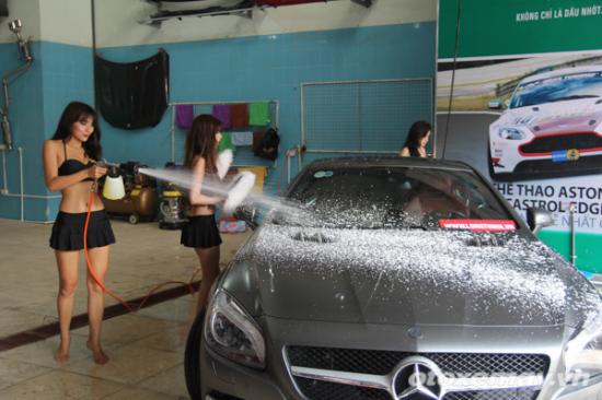 Mặc bikini rửa xe tại Hà Nội7