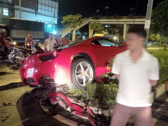 Ferrari 458 tai nạn tung gầm giữa Sài Gòn_anh 4