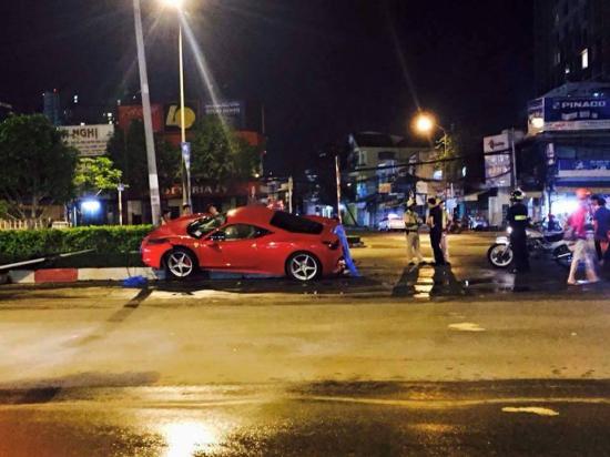 Ferrari 458 tai nạn tung gầm giữa Sài Gòn_anh 3