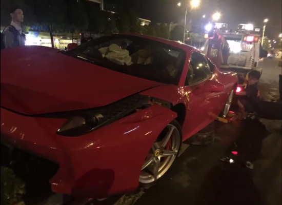 Ferrari 458 tai nạn tung gầm giữa Sài Gòn_anh 2