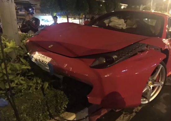 Ferrari 458 tai nạn tung gầm giữa Sài Gòn_anh 5