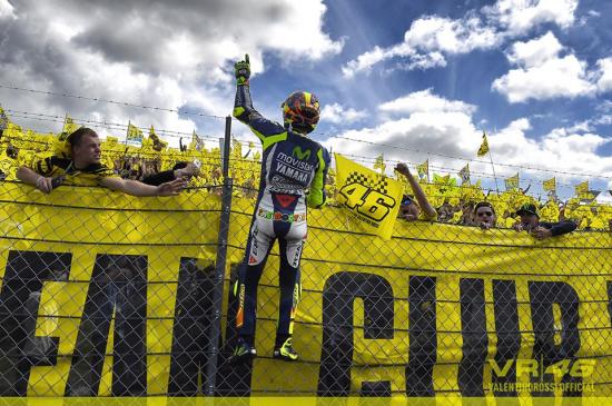 MotoGP 2015: Chiến thắng được quyết định ở góc cua cuối 13