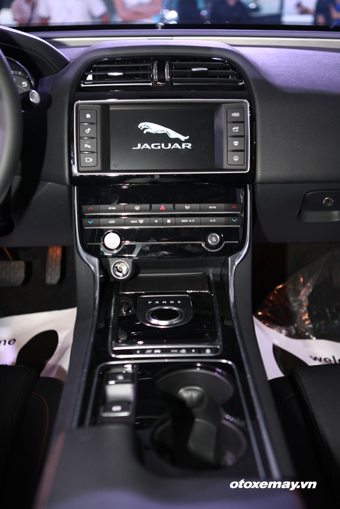 Jaguar XE 2015 làm nóng phân khúc sedan hạng sang Việt Nam-10