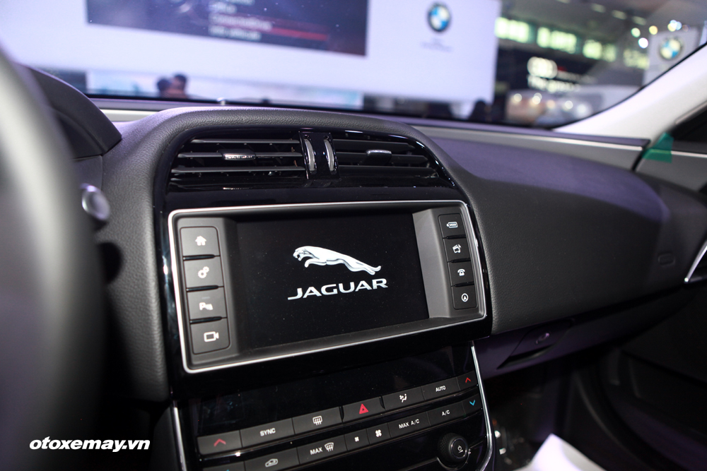 Jaguar XE 2015 làm nóng phân khúc sedan hạng sang Việt Nam-21