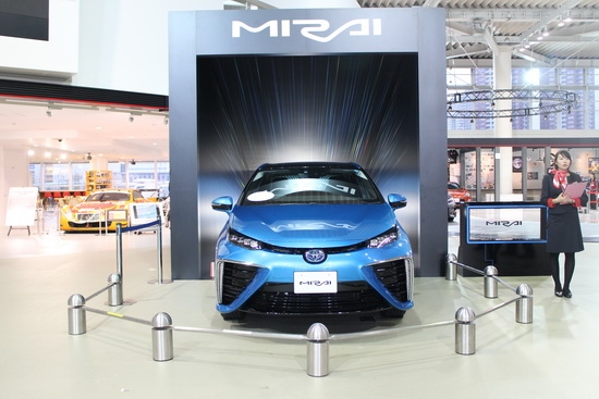 Đây là hai mẫu xe phô diễn công nghệ của Toyota Việt Nam trưng bày  tại triển lãm ô tô Việt Nam 2015
