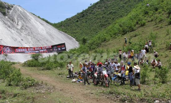 Những pha leo dốc dựng đứng mạo hiểm tại Thung Khe a1