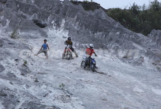 Những pha leo dốc dựng đứng mạo hiểm tại Thung Khe a3