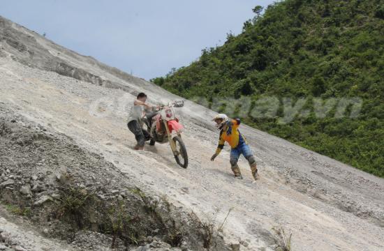Những pha leo dốc dựng đứng mạo hiểm tại Thung Khe a6