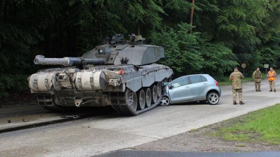 Toyota Yaris ở Đức bẹp dí vì "chọi" đầu với xe tăng