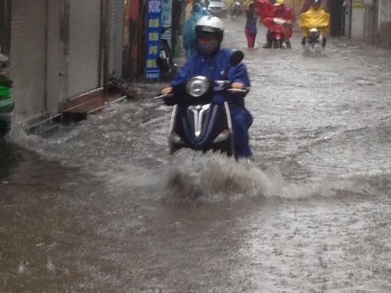 Xe máy, ôtô vật vã "bơi" trên đường phố Hà Nội_anh9
