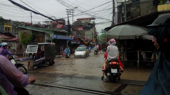 Xe máy, ôtô vật vã "bơi" trên đường phố Hà Nội_anh2