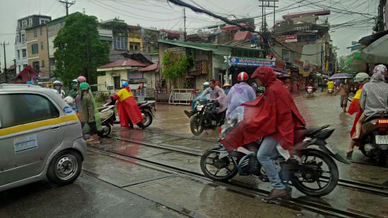Xe máy, ôtô vật vã "bơi" trên đường phố Hà Nội_anh8